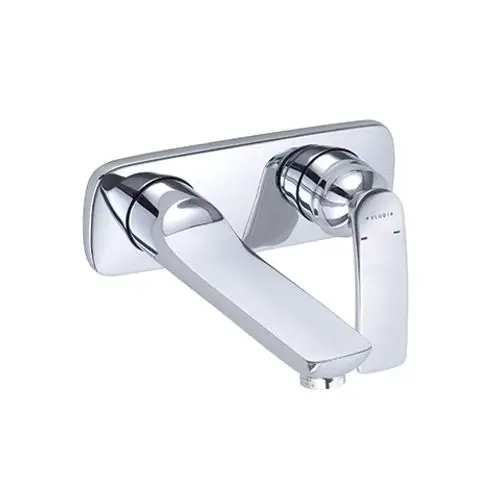 Wandmontierter Messingarmatur in glänzendem Chrom von Kludi mit zwei Griffen zur Temperatur- und Wassermengenregelung. Design mit klaren Linien.